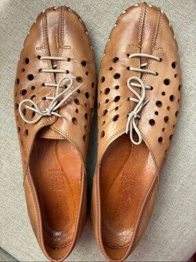 Spring Step Women's Tan Perforated Leather Lace-Up Flats